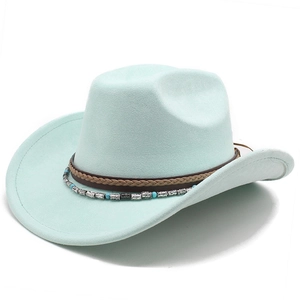 Détail du chapeau de cowboy en daim bleu clair avec ruban tressé et perles bohémiennes