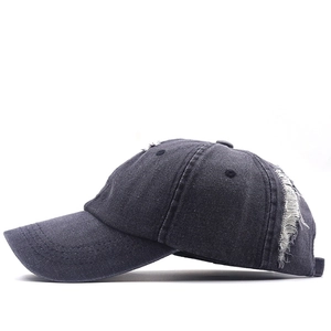 Berretto da baseball in denim grigio scuro lavato con dettagli strappati stile vintage