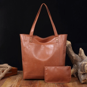 Vue détaillée de l'ensemble cabas en cuir vintage marron avec poche et pochette assortie