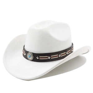 Dettaglio cappello cowboy in feltro bianco con fascia etnica e stemma in metallo turchese