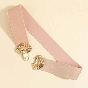 Détail de la ceinture élastique rose avec boucle métallique à double anneau imbriqué