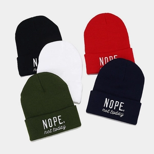 Lot de cinq bonnets en maille côtelée multicolores avec broderie NOPE. not today