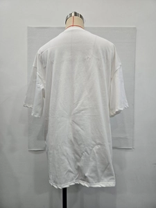 Vue arrière du t-shirt blanc en coton oversize avec épaules tombantes sur mannequin