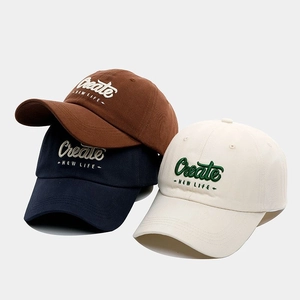 Gros plan de casquettes de baseball en coton empilées avec broderie 3D en trois couleurs