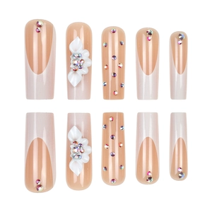Unghie finte sfumate rosa nude stile francese con fiori 3D e strass brillanti scintillanti