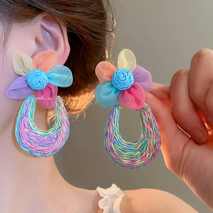Boucles d'oreilles pétales en tulle avec pendentifs tissés en U pour vacances d'été