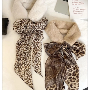 Col en fausse fourrure avec foulard en soie léopard dans un style à plat élégant