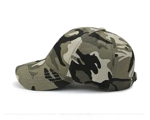 Vue latérale d'une casquette de baseball camouflage avec boucle réglable et œillets