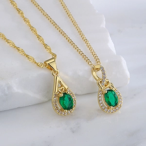 Collana placcata oro 18 carati con ciondolo a goccia verde e zirconi su marmo