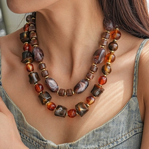 Collier double rang en perles acryliques rétro avec perles ambre et marbrées