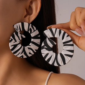 Boucles d'oreilles rondes géométriques avec tissu à motif zèbre pour femmes