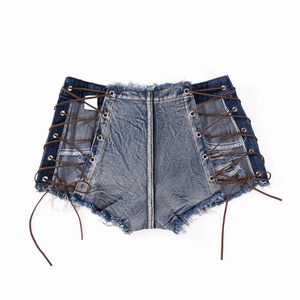 Nahaufnahme von High-Waist-Jeans-Shorts mit seitlicher Schnürung und Fransen-Saum