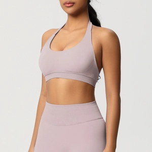 Gros plan d'une brassière de sport licou sans couture rose poudré avec large bande