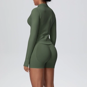 Gros plan sur ensemble de yoga vert foncé avec short gainant et texture en maille fine