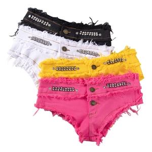 Dettaglio di pantaloncini di jeans a vita bassa con bordi sfilacciati e decori in strass