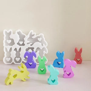 Détail du moule en silicone lapin de Pâques avec créations en résine et coeur coloré
