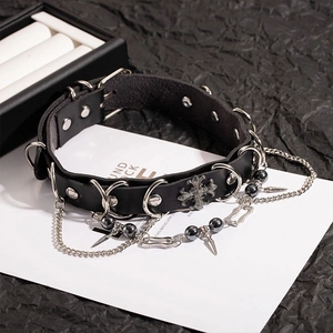 Collier choker punk en cuir noir avec croix en métal, glands de chaîne et pointes