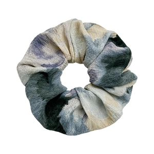 Gros chouchou gris-bleu foncé motif tie-dye en tissu élastique pour coiffure féminine