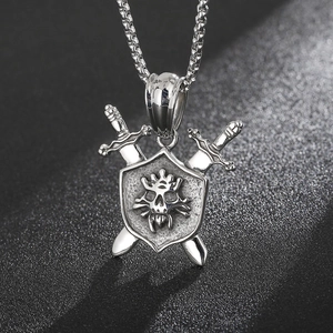 Nahaufnahme des Retro-Schildanhängers aus Edelstahl mit Totenkopf und Kreuzschwertern