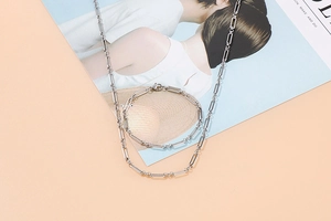 Détail de l'ensemble collier et bracelet à maillons géométriques argentés de style mode