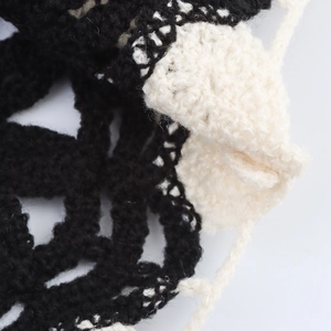 Französisches Vintage Häkelstrick-Oberteil in Schwarz-Beige mit hohlem Blumenstrickmuster