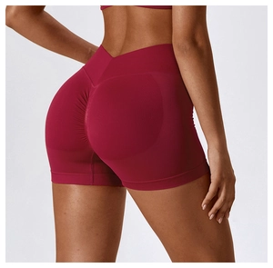Détail du short de yoga sans couture taille haute avec effet push-up en rouge vin