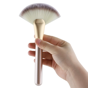 Single fan-shaped highlighter brush with gradient bristles and rose gold handle