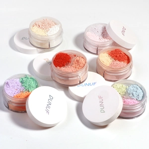 Vue détaillée de dessus d'une poudre libre mate multicolore dans des pots aux couvercles blancs