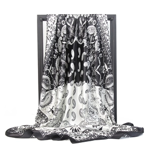 Détail de l'imprimé cachemire bohème sur tissu satiné doux avec motif élégant noir et blanc
