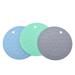 Round Silicone Placemat Heat Resistant Non-Slip Coaster With Hanging Hole Dot Pattern Table Mat Kitchen Decor