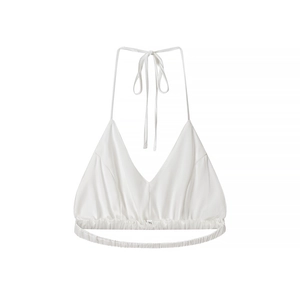 Détail du crop top blanc en satin avec licou, ourlet élastique et lien au cou