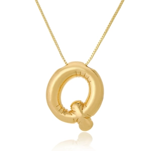 Macro shot of polished gold balloon letter Q pendant with reflective mirror finish
