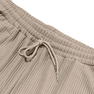 Dettaglio della vita a coulisse in velluto a coste beige dei pantaloni dritti casual