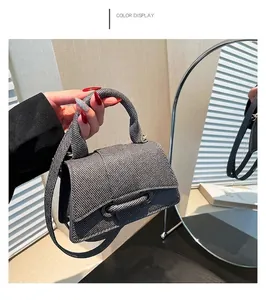 Détail du sac bandoulière gris en tweed avec poignée fixe et bandoulière amovible