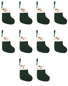 Détail de dix chaussettes de Noël en tricot vert avec des lettres brodées rouges