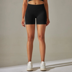 Gros plan détaillé du short de yoga noir sans couture à taille haute et texture tissée