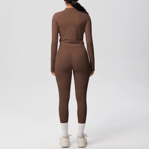 Ensemble de yoga marron chocolat avec haut à manches longues et legging vue de dos