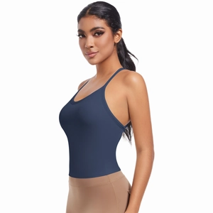 Détail des bretelles croisées sur le soutien-gorge de yoga bleu foncé et tissu élastique