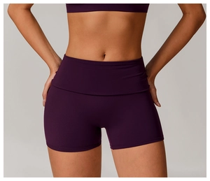 Détail macro de la taille haute sans couture sur ce short de yoga violet foncé