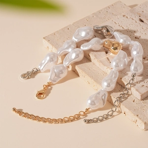 Bracelet en perles baroques irrégulières avec accents dorés et argentés chic