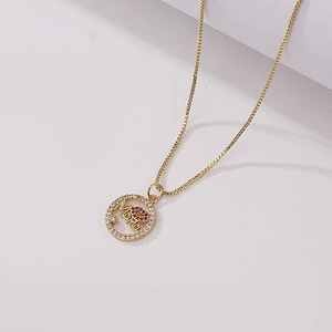 Collana MAMA dorata con labbra rosse e alone di cristallo su piedistallo bianco