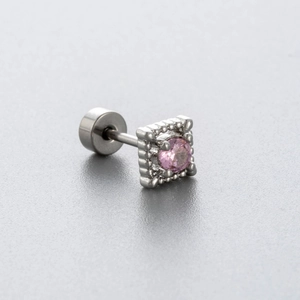 Orecchino a perno quadrato in argento con zircone rosa e chiusura a vite su grigio