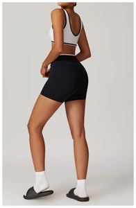 Vue latérale arrière du soutien-gorge de sport contrasté et du short de sport taille haute