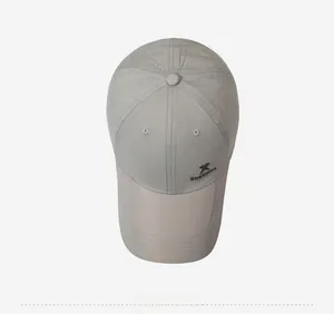 Détail d'une casquette de baseball gris clair à séchage rapide avec trous découpés au laser