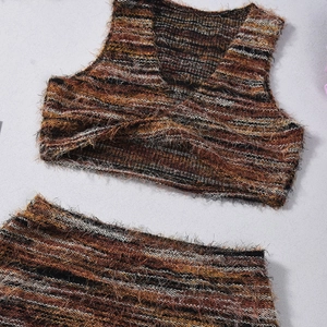 Détail de la texture en maille rayée pelucheuse de cet ensemble haut court et jupe