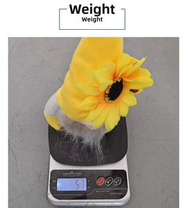 Dettaglio del peso di uno gnomo girasole con cappello giallo e barba grigia