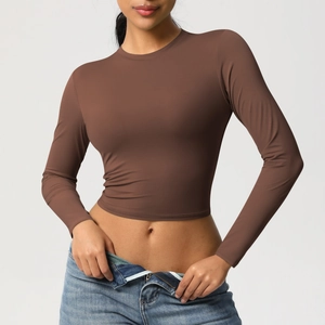 Détail du haut de fitness court marron café à manches longues en tissu extensible doux