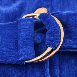 Abito lungo in ciniglia blu reale con collo a revers e cintura con fibbia a D dorata
