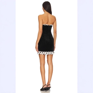 Robe courte bustier en velours élégante avec volants à pois noirs et blancs vue dos