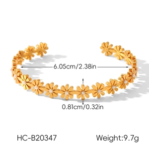 Detail view of gold daisy pearl bracelet with dimensions 6.05cm diameter and 9.7g weight